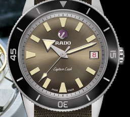 雷达库克船长1962的外观设计。这款手表采用了经典的小表径设计